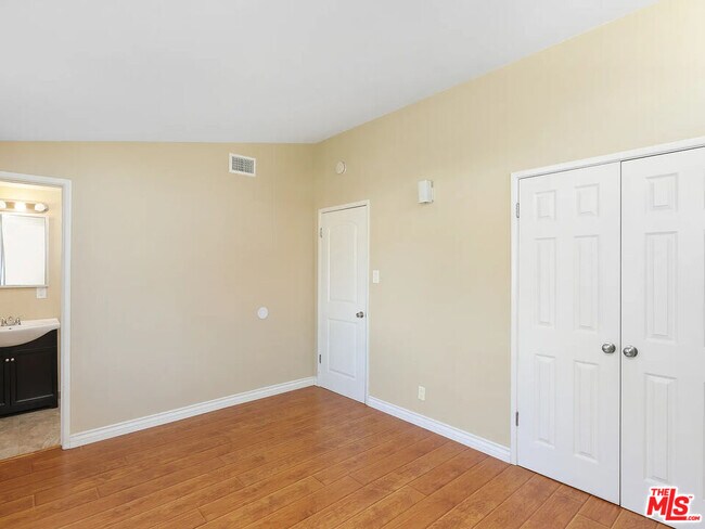 Building Photo - 526 N Emerald Dr