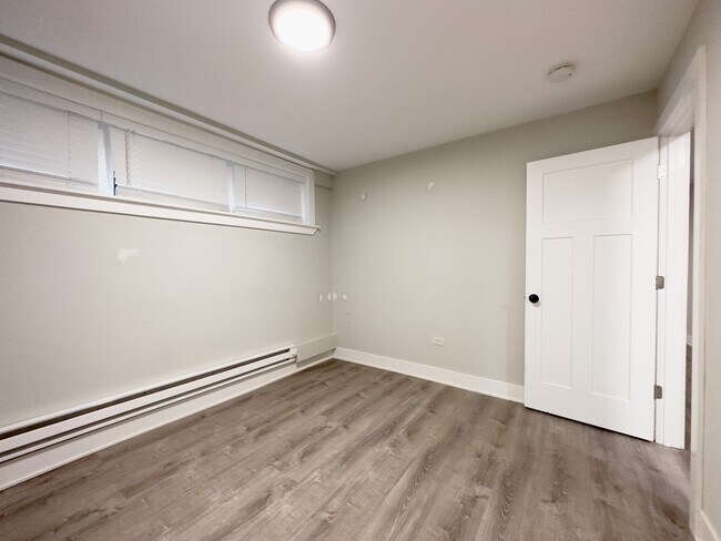 Building Photo - 4432 N Wolcott Ave