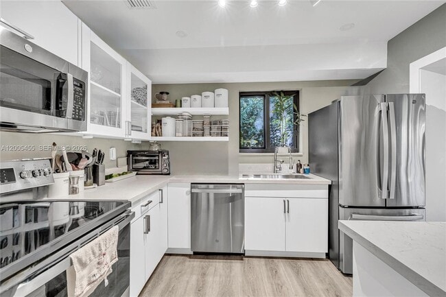 Building Photo - 3030 SW 2nd Ave