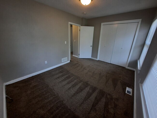 Building Photo - 2 bedroom, 1 bathroom home on large corner...