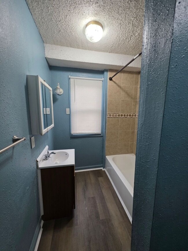 Building Photo - 3 Bedroom Home Near Zoo & Parks!