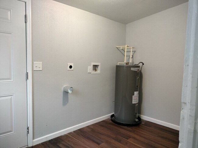 Building Photo - Discover Your Perfect 3 Bedroom 2 Bath Ren...