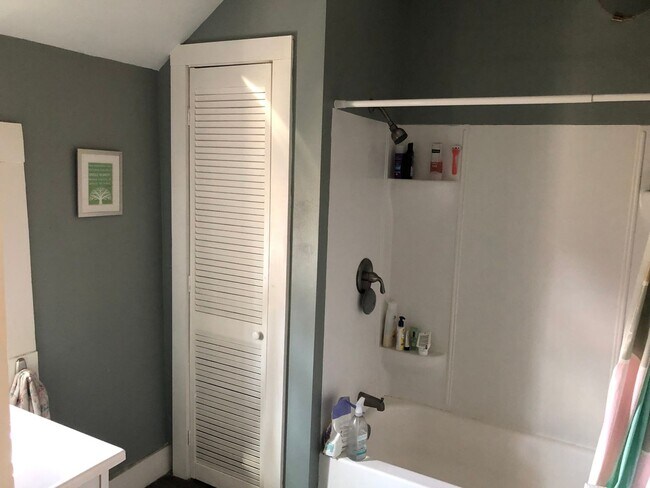 Building Photo - AVAILABLE JUNE - 2 BED 1 BATH