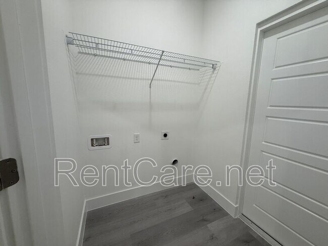 Building Photo - 10034 N Darwin Way