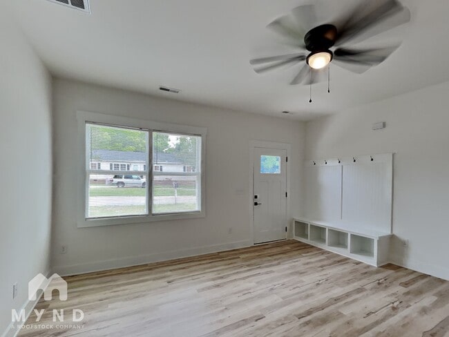 Building Photo - 420 E Cedar Ave