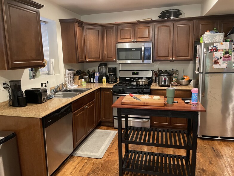 Building Photo - 2722 N Marshfield Ave