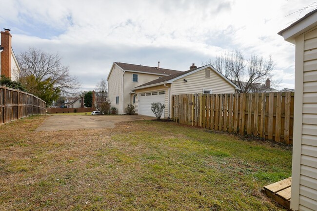 Building Photo - Large single family 4 bed, 2 1/2 +1/2 bath...