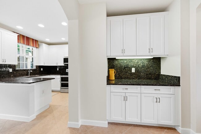 Building Photo - 11850 Valencia Gardens Ave