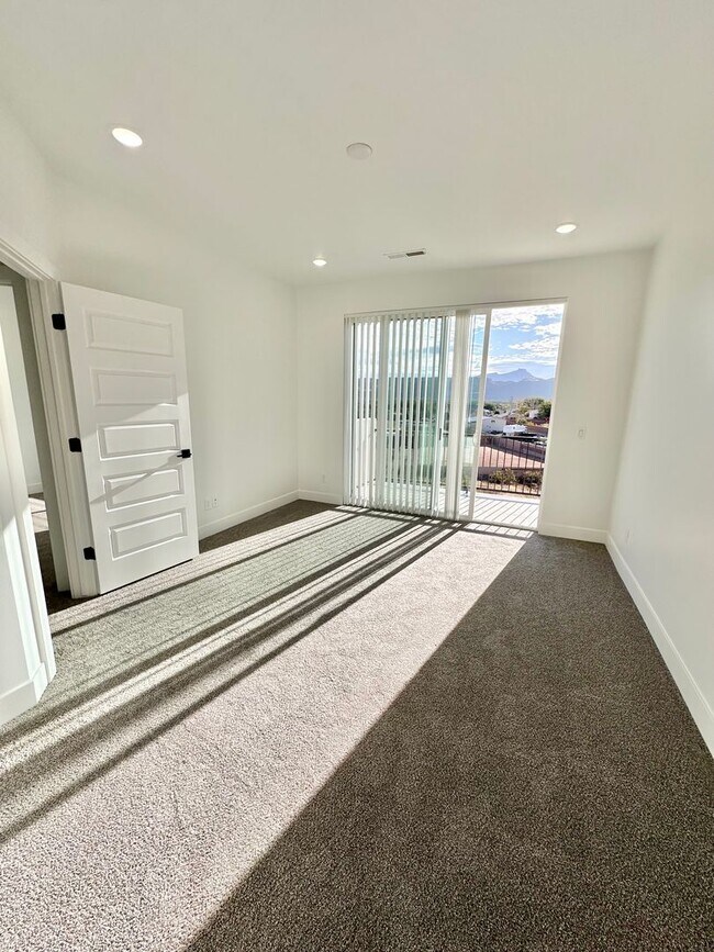 Building Photo - PET FRIENDLY!! HURRICANE TOWNHOME! END UNIT!