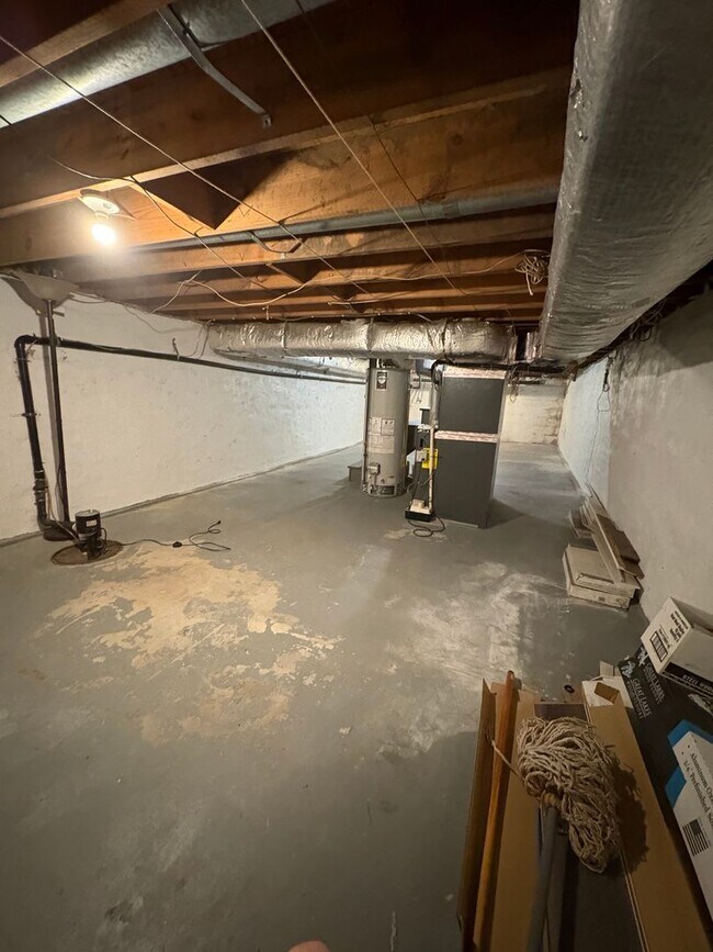 Building Photo - 914 N Eden St