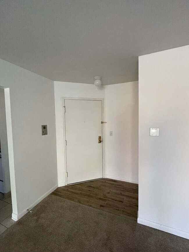 Building Photo - 920 Ridge Square