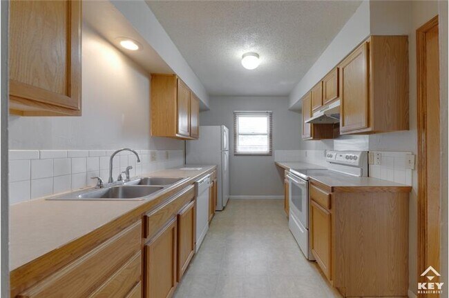 Building Photo - 2807 W Maxwell Ave
