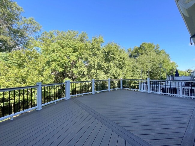 Building Photo - Spectacular 4 Bed 3.5 Bath Townhouse In Br...