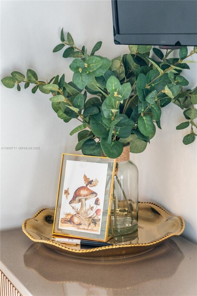 Building Photo - 601 NE 1st Ave