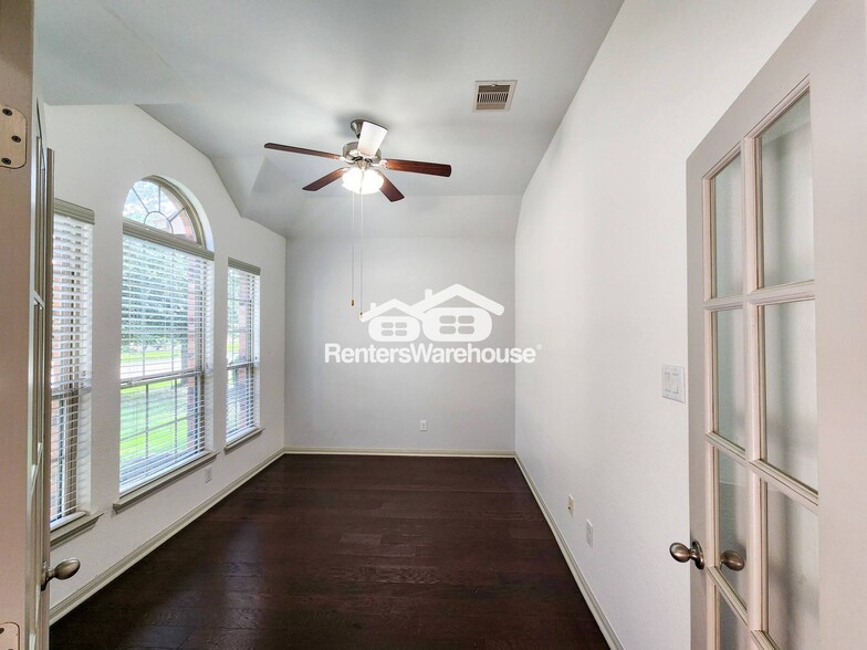 Building Photo - 4515 Greenleaf Dr