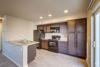 Building Photo - Shallow Creek I