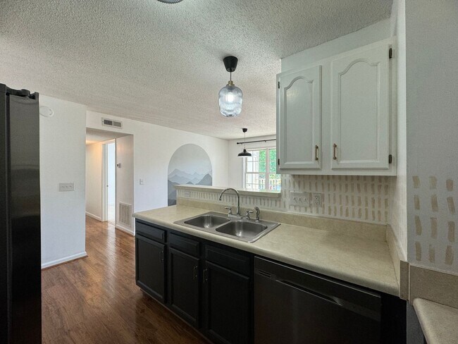 Building Photo - 2BR 2BA Condo beside Greenway