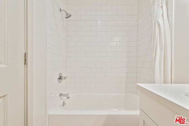 Building Photo - 821 3rd St