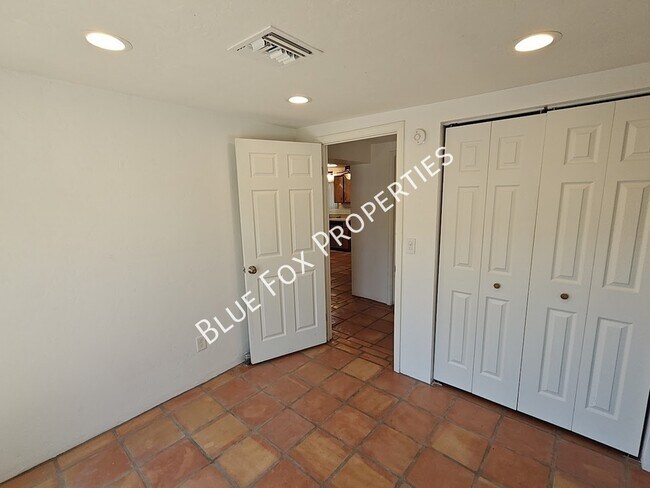 Building Photo - 2781 W Calle Carapan