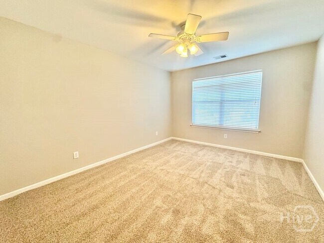 Building Photo - 290 Willow Oak Dr