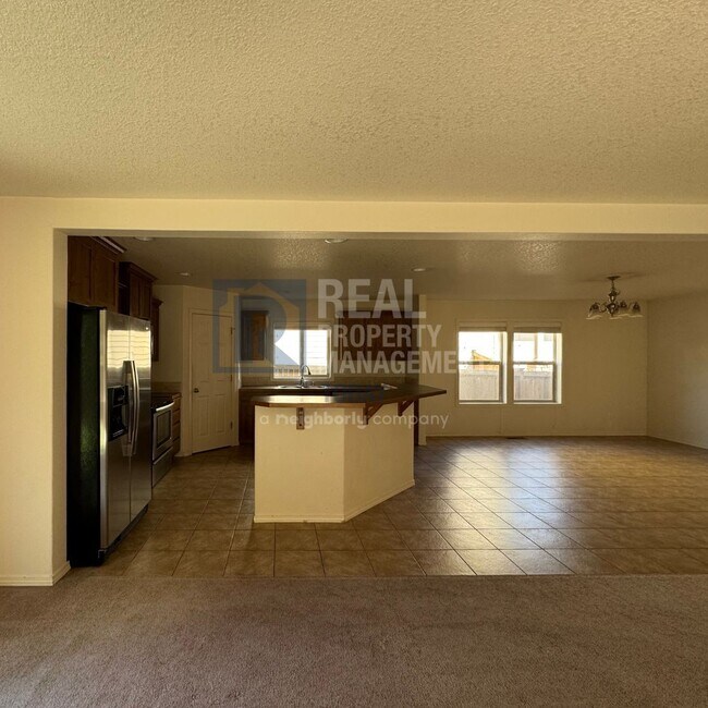 Building Photo - Beautiful 4 Bedroom Home Perfect for Enter...