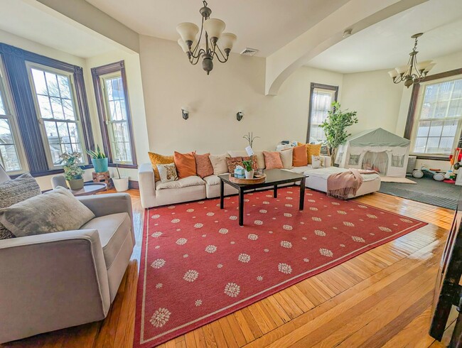 Building Photo - 15 Rosseter St