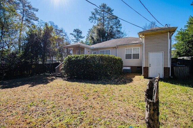 Building Photo - Charming 3 Bedroom, 2 Bathroom in Rosewood - Available May 2026!