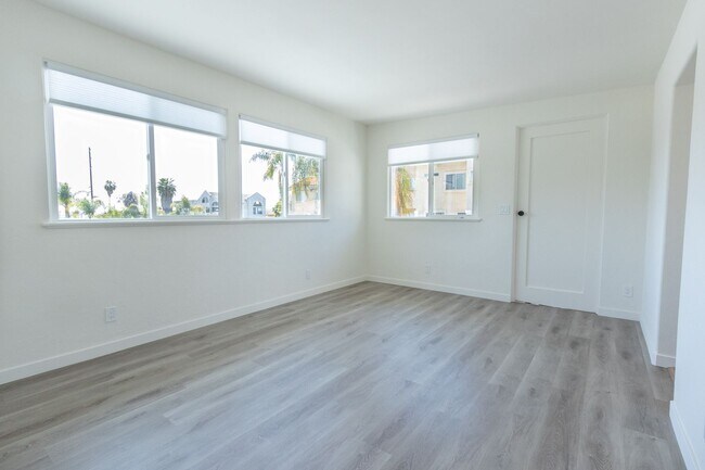 Building Photo - Refreshed 1 bed / 1bath Second Floor Unit in the Heart of Pacific Beach!