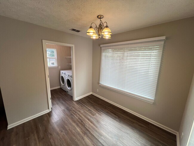 Building Photo - Spacious 4 Bedroom 2.5 Bath Available Now!
