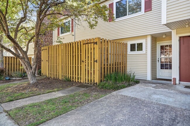 Building Photo - MINUTES to UNC!! 2 Bed 2.5 Bath Townhome - FURNISHED!  $500 Move in Incentive!