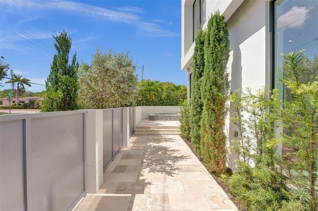 Building Photo - 1111 SE 9th Ave