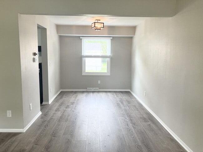Building Photo - 15120 W Kingsway Dr