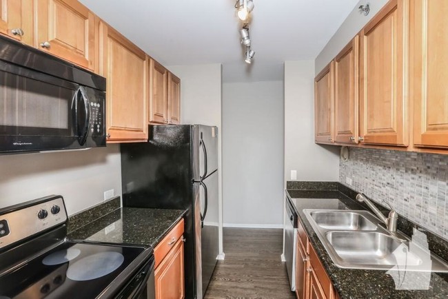 Building Photo - Gorgeous 2 bed 2 bath in Uptown