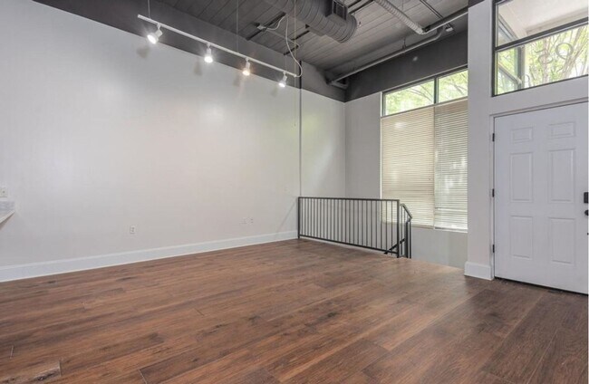 Building Photo - Modern Downtown Memphis Condo with Prime Location