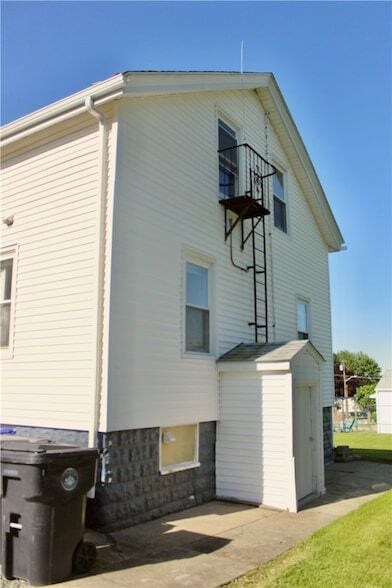Building Photo - 204 Lewis St