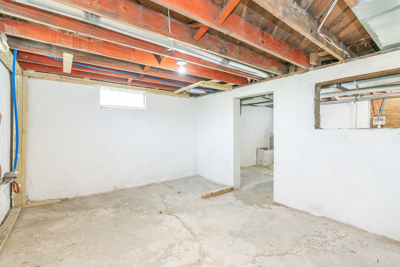 Building Photo - 1098 E 22nd Ave