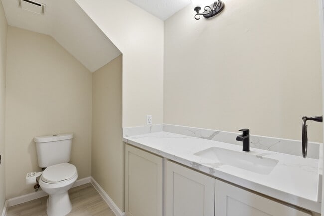 Building Photo - 8515 Leafdale Dr