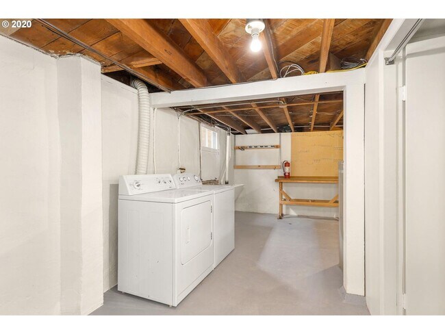 Building Photo - Charming 2-Bedroom Gem with Spacious Living Room and Bright Open Kitchen!