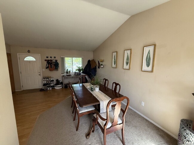 Building Photo - 739 Ponderosa Dr
