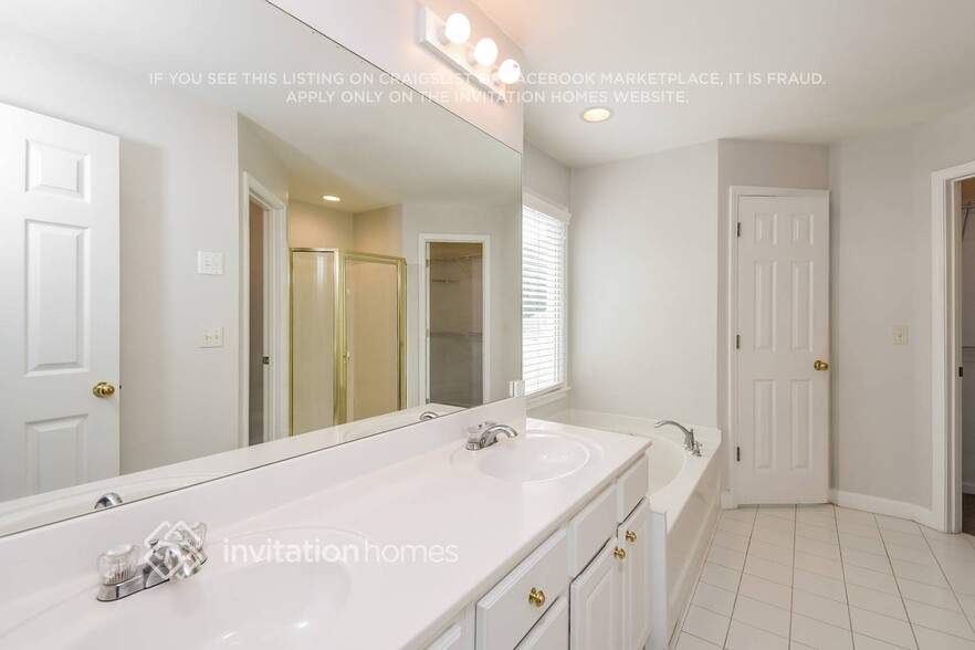 Building Photo - 2196 Woodbriar Dr