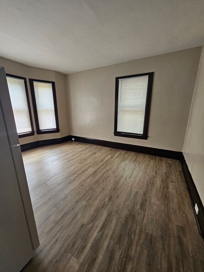 Building Photo - 602 E 14th St