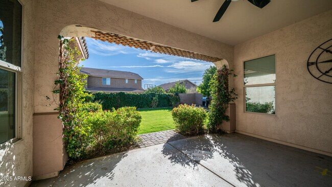 Building Photo - 561 W Yellowstone Way