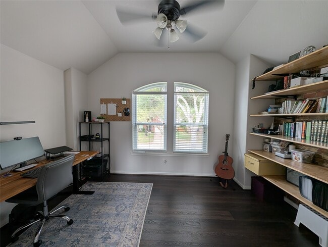 Building Photo - 5902 Mettler Ln