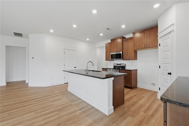 Building Photo - 5089 Vista Ave