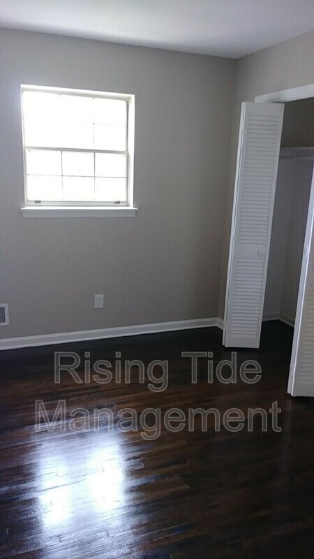 Building Photo - 1006 N Mountain Dr