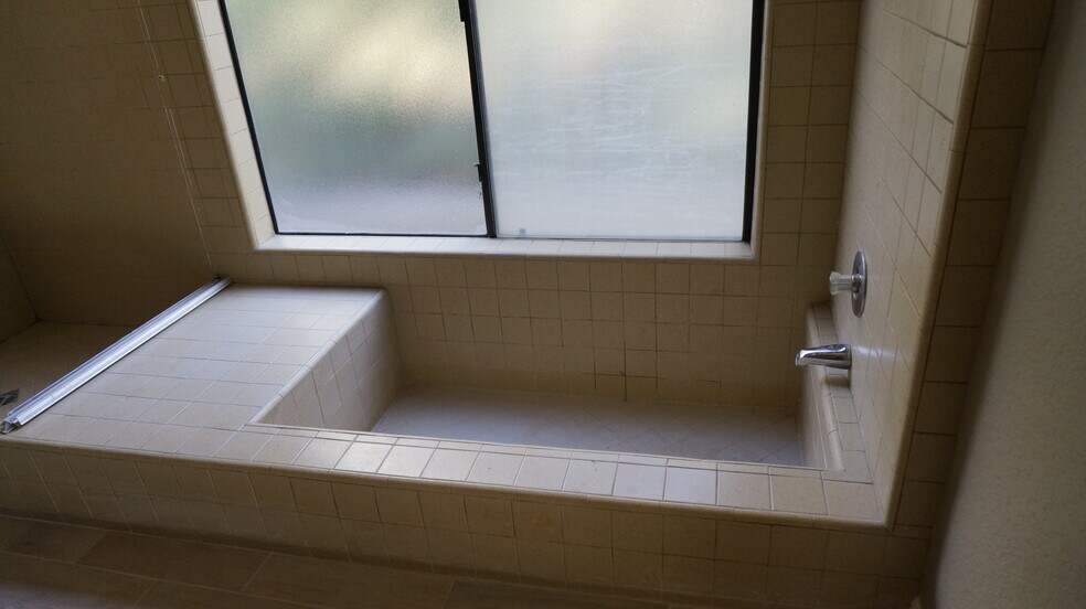 Master Bath - 16268 Glencove Dr