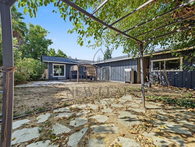 Building Photo - 564 Estate St