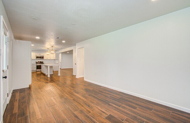 Building Photo - 6930 S Oak Bend Dr