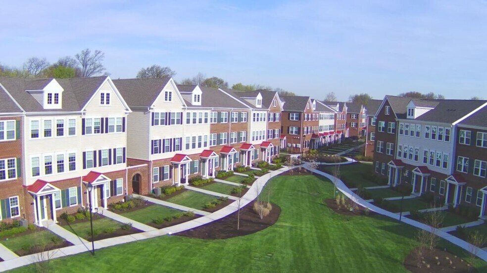 Townhouse faces courtyard (big play area for children) - 33 Landmark Ln