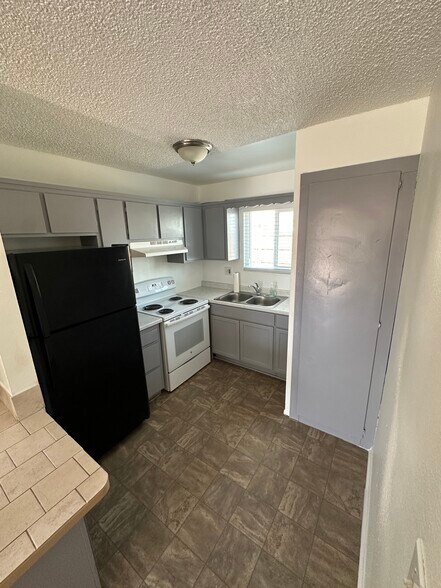 Building Photo - 2152 Riviera Blvd